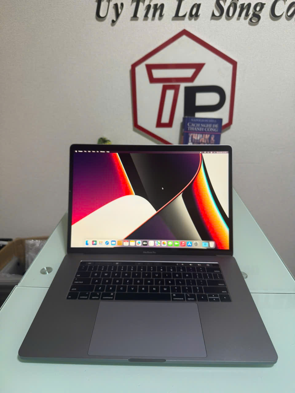 Macbook Pro 2018 Grey (Phím US) / Core i7 / RAM 16GB / SSD 512GB /AMD Radeon Pro 560X /15.4 inch 2k (2880x1800)