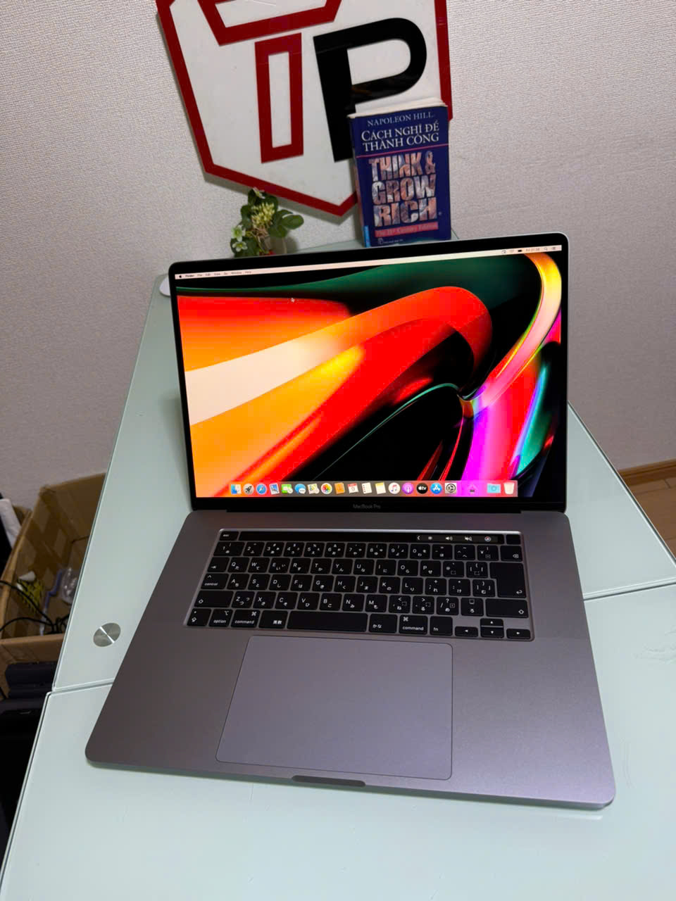 Macbook Pro 2019 Grey / i7 / RAM 16GB / SSD 512GB /AMD Radeon Pro 5300M /16 inch 3k (3072x1920)