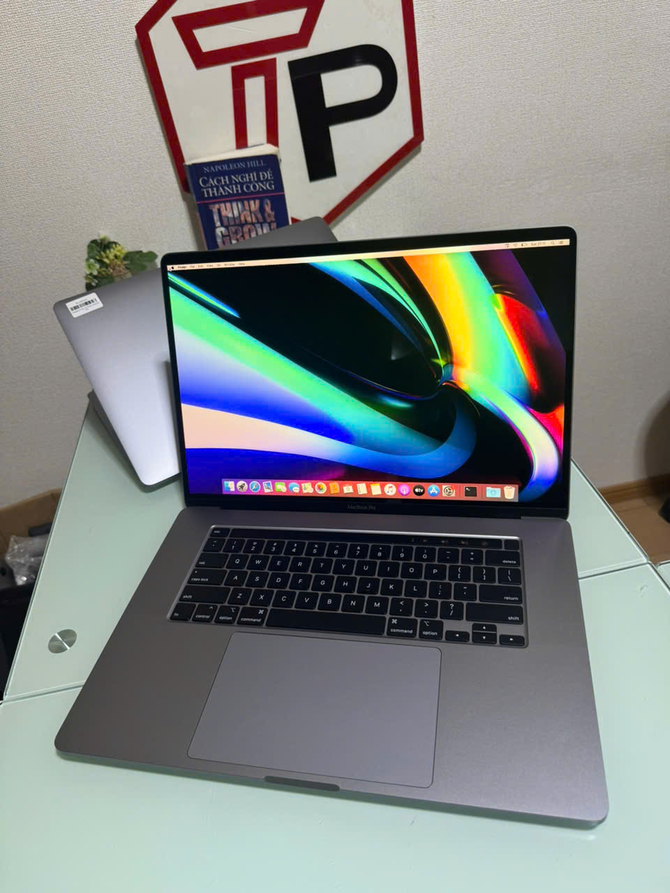 Macbook Pro 2019 Grey (Phím US) / Core i7 / RAM 32GB / SSD 512GB /AMD Radeon Pro 5300M /16 inch 3k (3072x1920)