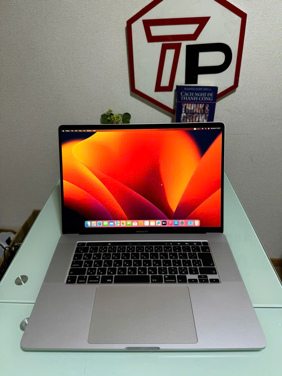 Macbook Pro 2019 Silver / Core i7 / RAM 16GB / SSD 512GB /AMD Radeon Pro 5300M /16 inch 3k (3072x1920)